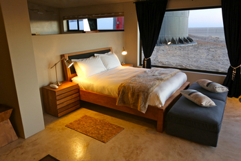 Pelican Point Lodge: Bett mit Ozeanblick