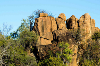 Singita Sweni Lodge: Felsen im Camp