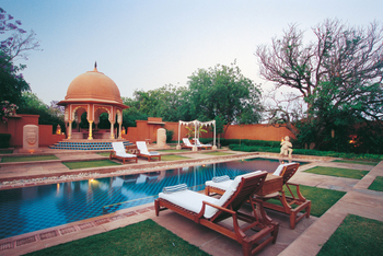 The Oberoi Rajvilas: Pool und Gazebo