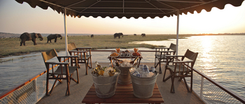 andBeyond Chobe under Canvas: Drinks an Bord