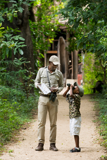 andBeyond Lake Manyara Tree Lodge: Guide mit jungem Gast