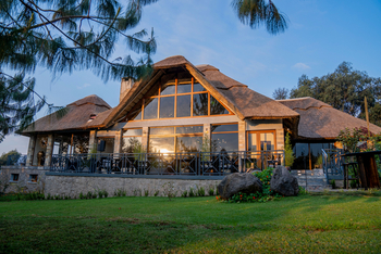 Amakoro Songa Lodge: Exterior Haupthaus