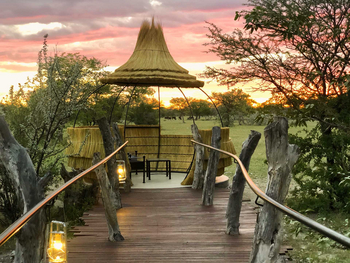 Etosha Oberland Lodge Etosha Oberland Lodge: Private Sit-out mit Strohdach