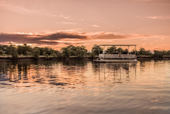 Ila Safari Lodge Ila Safari Lodge: Motorboot