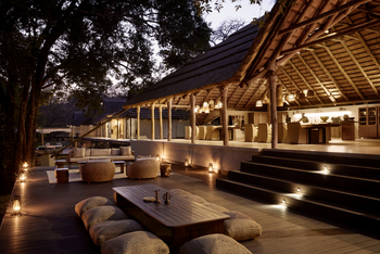 Lolelunga Private Reserve: Essenszelt mit Terasse bei Nacht