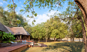 Luangwa River Camp: Lage am Ufer