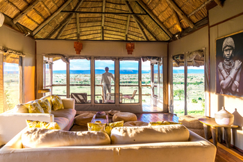 Mara River Post Mara River Post: River Lounge mit Deck