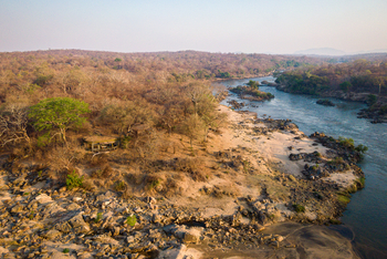 Mkulumadzi Lodge: Lage am Fluss