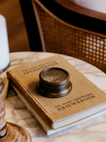 Otjiwa Thornbush Tented Camp: Lounge mit Buch und Briefbeschwerer