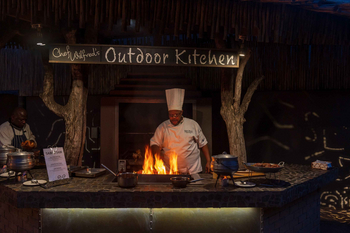 Sabi Sabi Bush Lodge: Koch unter freiem Himmel bei Dämmerung