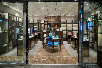 Scenic Eclipse II: Luxusboutique mit Designerwaren und Marmor