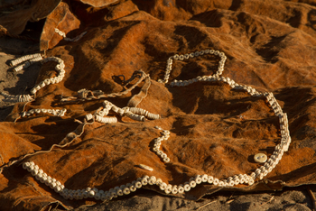 Tau Pan Camp Tau Pan Camp: Eierschalenschmuck