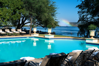 The Royal Livingstone: Wasserfälle im Hintergrund