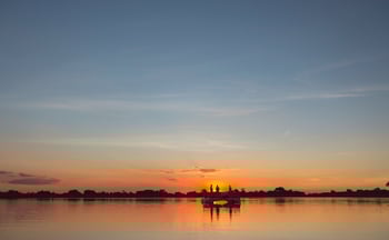 Xugana Island Lodge: Fluss mit schwimmendem Deck und Sonnenuntergang