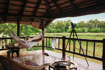 Belmond Khwai River Lodge: Hängematte auf der Veranda