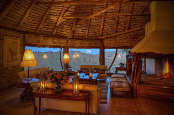 Borana Lodge Borana Lodge: Zentraler Loungebereich mit Kamin
