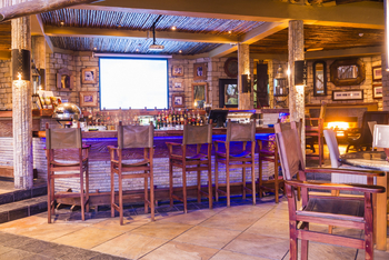 David Livingstone Safari Lodge: Bar und Kamin