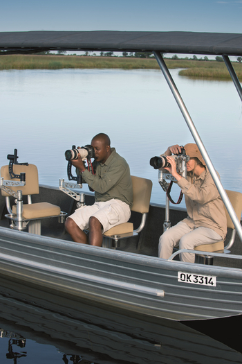 Duba Plains Camp: Spezielle Stative auf dem Motorboot