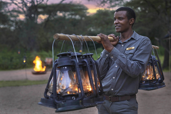 Legendary Nyasi Tented Camp: Laternenträger