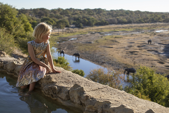 Meno A Kwena Camp Meno A Kwena Camp: Kind am Pool beobachtet Elefanten