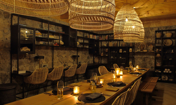 Namiri Plains Camp: Esstisch und Bar