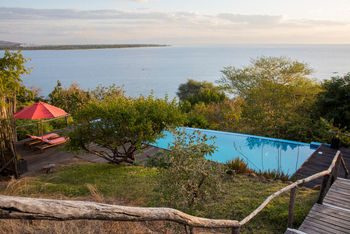 Pumulani Lodge: Pool und See