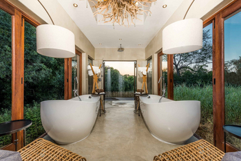 Sabi Sabi Bush Lodge: Doppelbadewannen mit Panoramablick im Tageslicht