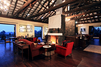 Samode Safari Lodge Samode Safari Lodge: Lounge mit Kamin