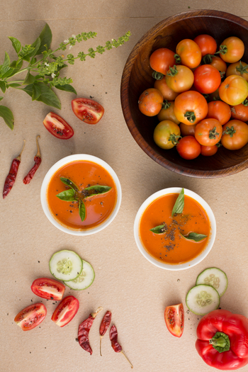 Sujan Sher Bagh: Indische Küche - Tomatensuppe aus frischen Zutaten und Kräutern aus eigenem Anbau