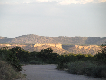 Ugab Terrace Lodge: Terrassen über einem Flussbett
