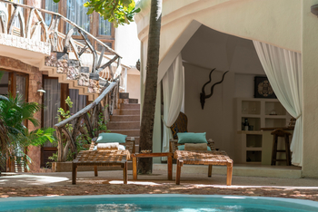 Xanadu Villas: Sonnenliegen Mlima Villa