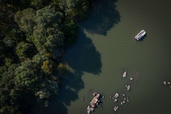 Anantara Tented Camp Kafue River: Luftaufnahme nachmittäglicher Fluss vor Buschwald