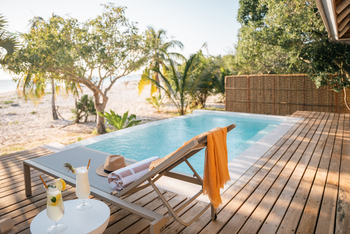 Azura Marlin Beach: Pool mit Sonnenliege