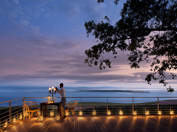 Bumi Hills Safari Lodge: Deck am Abend mit Beleuchtung
