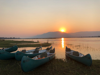 Camp Mana: Kanus und Sonnenuntergang
