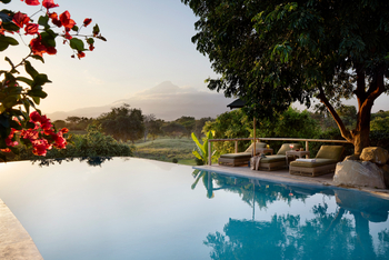 Laba Mama Simba: Infinity Pool bei Sonnenuntergang
