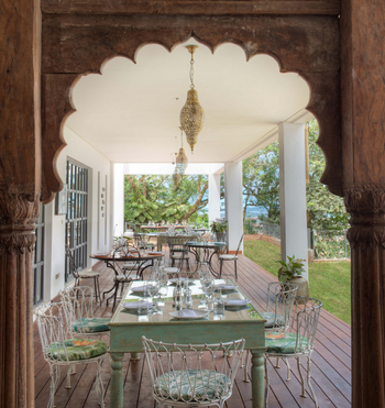 Latitude 0: Speisetische im Freien