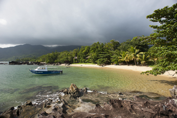 Masoala Forest Lodge: Boot am Strand