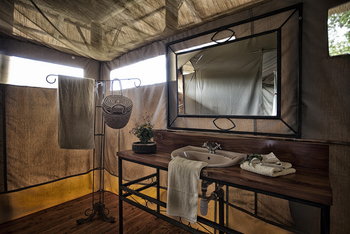 Mbali Mbali Tarangire River Camp: Waschtisch mit Spiegel