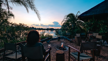 Mukambi Safari Lodge: Lagerfeuer mit Flussblick