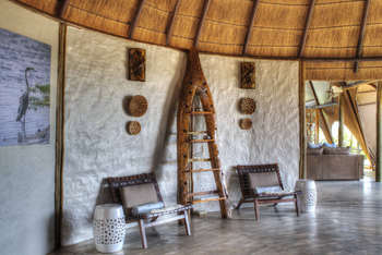 Okuti Camp: Sessel im Atrium