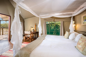 Ongava Tented Camp: Bett mit Moskitonetz