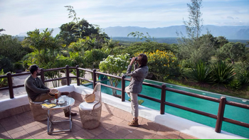 The Serai Bandipur: Terrase über dem Pool