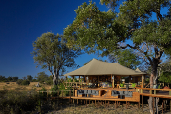 Tuludi Camp: Hauptgebäude im Mittagslicht