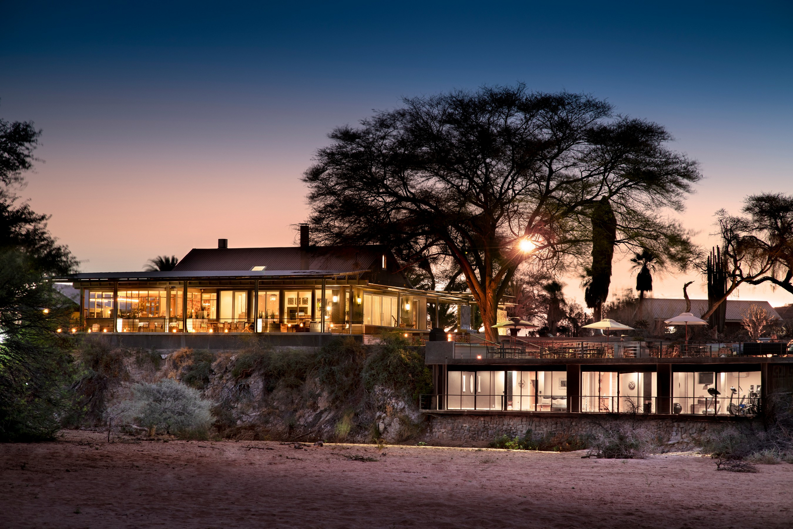 Epako Safari Lodge Epako Safari Lodge: Lodge am Abend