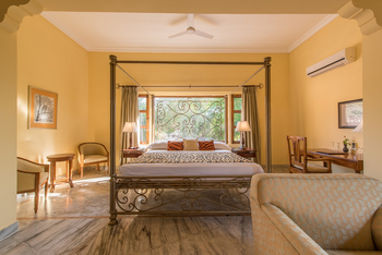 Dev Vilas: Suite - 4-Poster-Bed