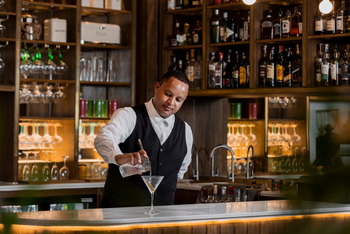 Hemingways Nairobi: Barkeeper