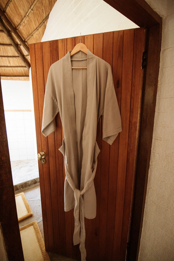 Huab Lodge: Bademantel