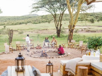 Mara Bushtops: Gäste am Feuerplatz