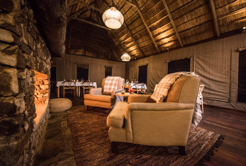 Mara River Post Mara River Post: Sessel vor dem Kamin